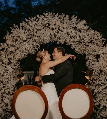 Novia besando a su novio en su boda al civil - Mejor videógrafo y fotógrafo de bodas en GDL, México.
