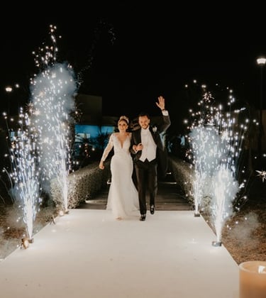 Pareja de novios entrando a la fiesta de su boda - Mejor fotógrafo y de bodas en Guadalajara México