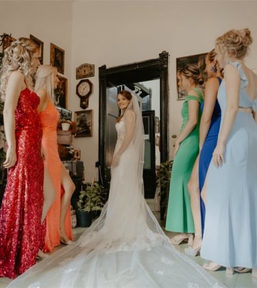 Novia rodeada de damas de honor con vestidos - Mejor fotógrafo de bodas en GDL, México