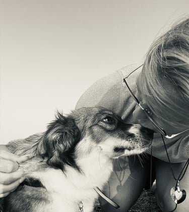 hond en vrouw die elkaar een kus geven