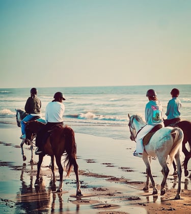 cavaliers à cheval en bord de mer 