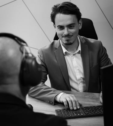 Audioprothésiste à Castanet-Tolosan réalisant un test auditif avec un patient