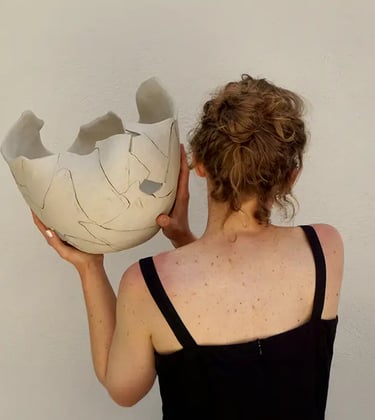 Claire Lippmann con una de sus esculturas