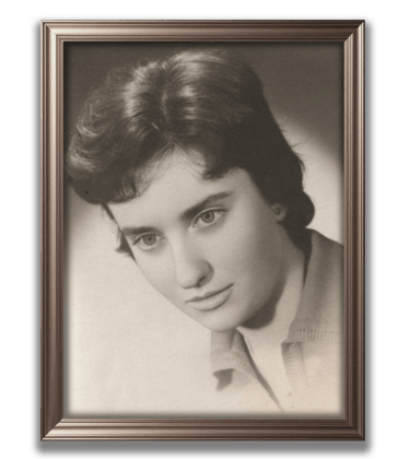 Original mother's portrait for the Traces pack by PhotoMotion AI