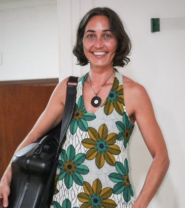 Photo d'océane Chotard avec plusieurs instruments dans leurs étuis.