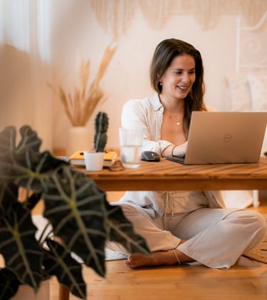 Frau arbeitet als Stressmanagement Beraterin und unterstützt die mentale Gesundheit