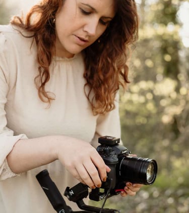 Vidéaste de mariage à Saint Malo installant son matériel avant le tournage