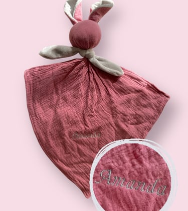 Doudou plat lapin rose et gris fait main en double gaze de coton et velour brodée "Amanda"