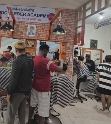 Suasana pelatihan peserta kursus potong rambut barbershop Indobarber Academy Surabaya