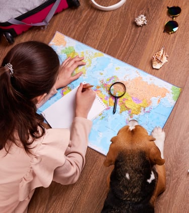 planejamento de roteiros de viagem com mapa e acessórios sobre a mesa