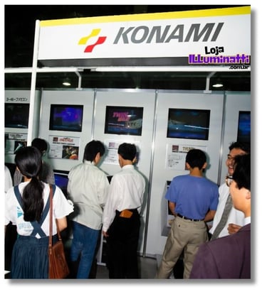 No estande da Konami com o jogo Gradius III 