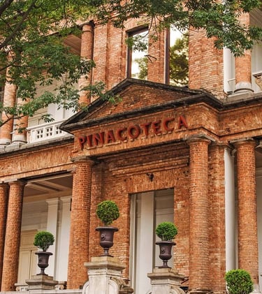 Fachada imponente da Pinacoteca Luz, destacando a arquitetura histórica do museu.