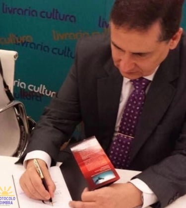 Dr. Cícero Coimbra, neurólogo, autografando libro en homenaje a su trabajo.