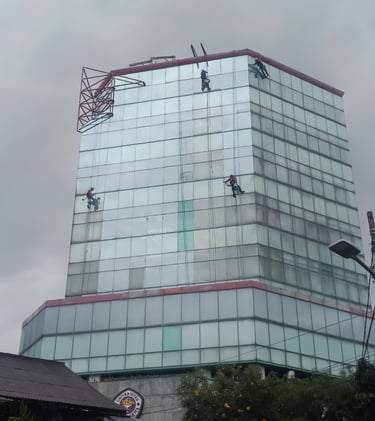 Pembersihan Kaca Gedung
