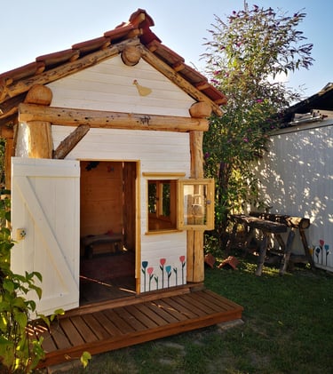 Spielhaus für Kinder in einem schönen Garten