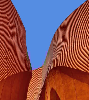 Bâtiment orangé et courbe sur un ciel bleu
