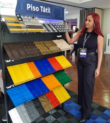 Jessica mostrando os diferentes piso táteis