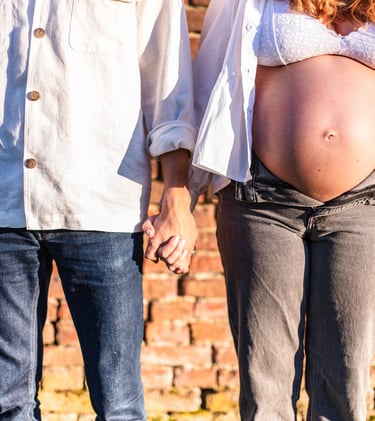 séance photo grossesse en couple, femme enceinte, photo en extérieur à Vallesvilles