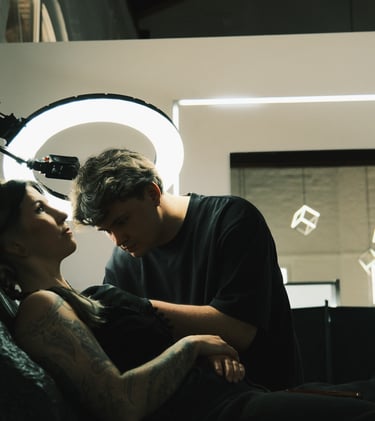 Fotograf dokumentiert Tattoo Prozess im Studio Stichpunkt Ibbenbüren unter Ringlicht