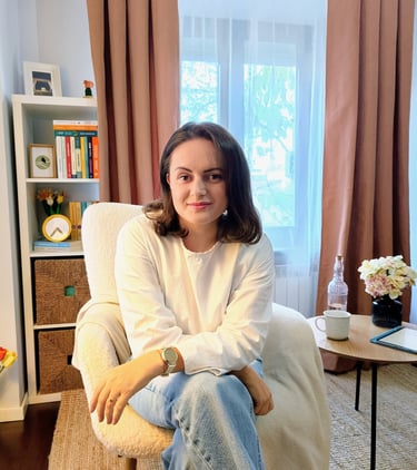 Alina Diaconu, psihoterapeut acreditat în București, în cabinetul său.