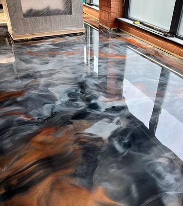 High-gloss metallic epoxy floor in the Livingroom