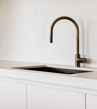 Keuken schrijnwerkerij bekleed in Microtopping door Joca Interior