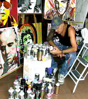Artista Sérgio Astral pintando quadros personalizados em seu ateliê.