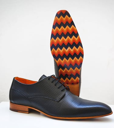 Still life dettaglio scarpe dello sposo nel giorno del matrimonio durante i preparativi