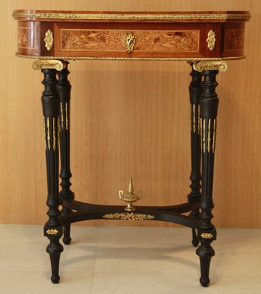 Ambachtelijke meubelrestauratie van Napoleon-III naaitafeltje.