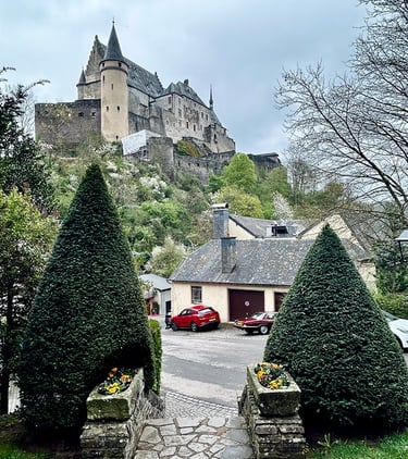 Vue sur le château de Vianden depuis le parking