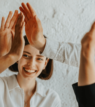 Menschen die sich abklatschen