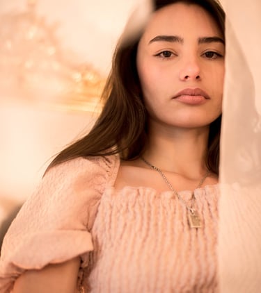 une jeune femme brune avec les cheveux et un collier