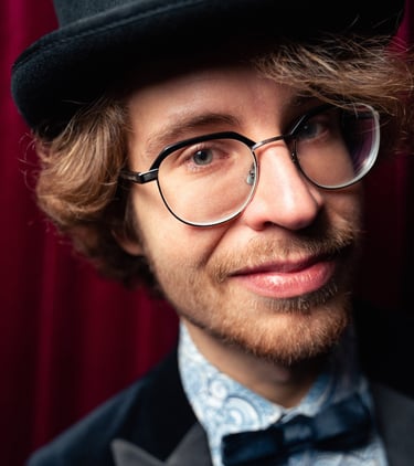 Taiteellinen muotokuva taikurista, joka katsoo kameraan