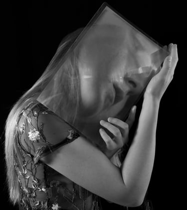 Anita Papp’s self-portrait with magnifying sheet distortion, highlighting the psychological fragment