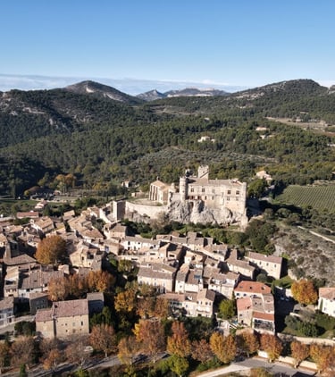 Luftaufnahme des Dorfes Le Barroux in der Provence. Le Barroux liegt am Fuße des Mont Ventoux.