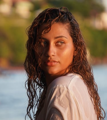 une femme aux cheveux longs et une chemise blanche