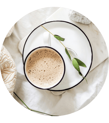 Un café dans une coupelle blanche, un moment de calme