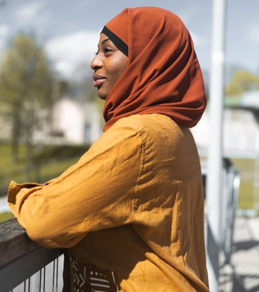 Femme avec une robe camel et un foulard marron