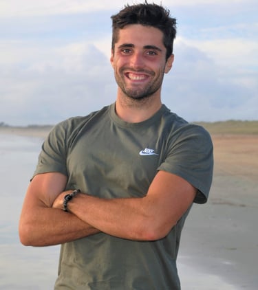 Coach sportif souriant