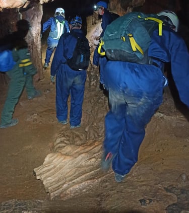 grupo en una cueva