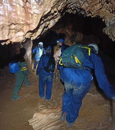 grupo en una cueva