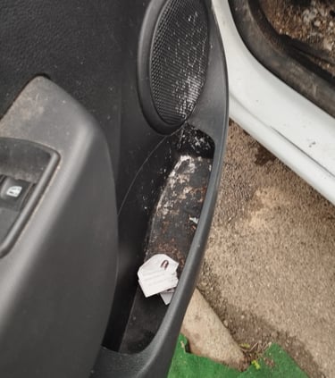 Porte intérieure de voiture sale avant nettoyage