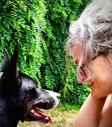 caroline et son mentor, sa chienne qui l'a amener vers l'énergétique 