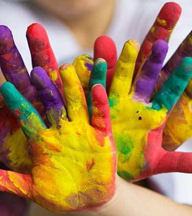 Des mains pleines de peinture, comme le lâcher prise que je vous accompagne à vivre dans cet atelier