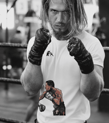 Boxeador usando una camiseta con estampado gráfico, en un ring de boxeo.