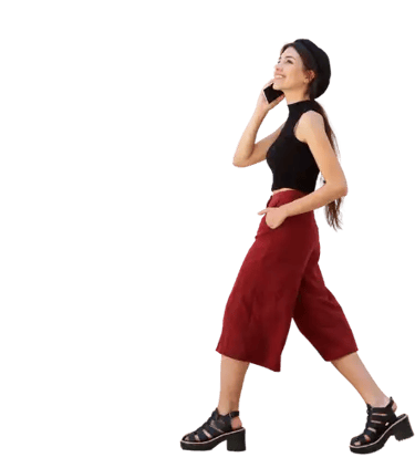 Chica andando hablando por teléfono.