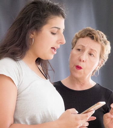 profesora de canto corrigiendo a una alumna