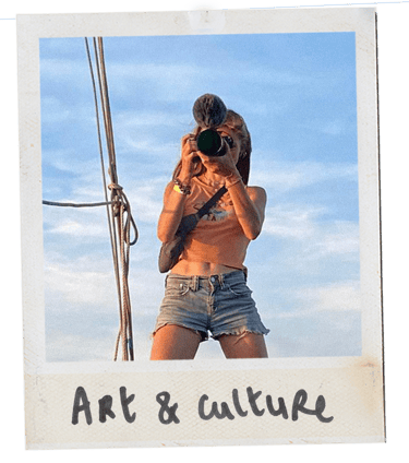 femme qui filme sur un voilier