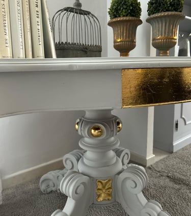 Cette table a été repeinte en gris et rénovée à la feuille d'or.
