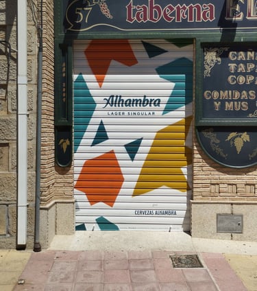 Graffiti en cierre metálico. Para la campaña publicitaria de Cervezas Alhambra (Grupo Mahou).